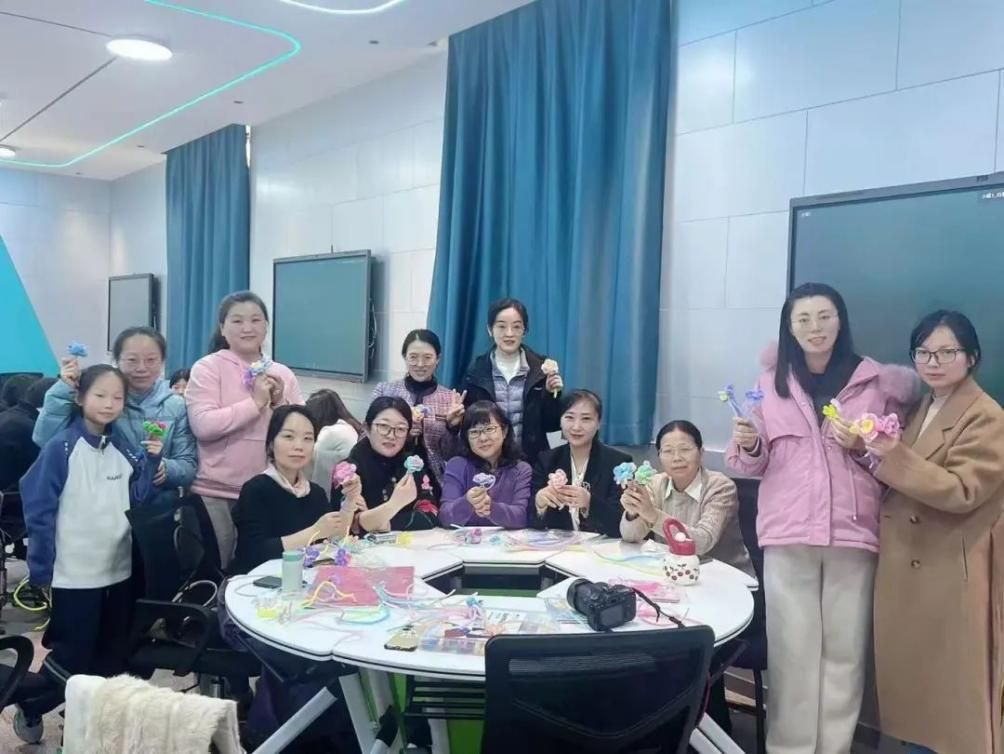 教科院举办“巧手绘春意 同心庆佳节”妇女节主题活动献礼第115个国际劳动妇女节