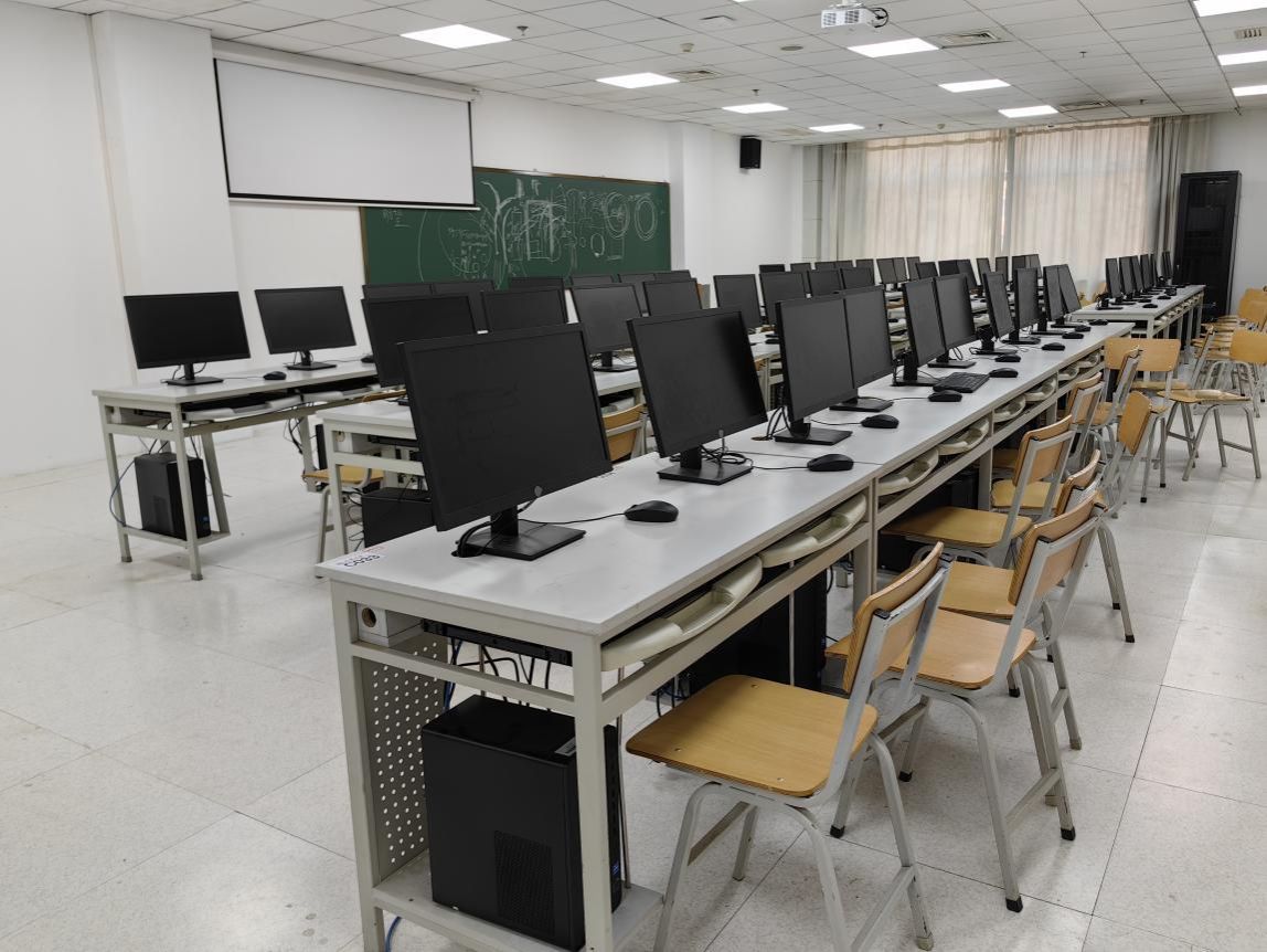 我院现代教育技术实训室建成并投入使用