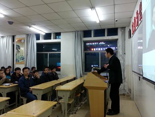 我院张永芳老师指导教育技术学专业本科生进行技术交流活动